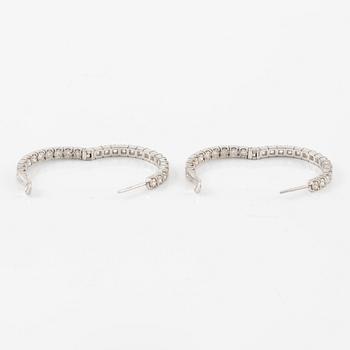 Örhängen, ett par, kreoler 18K vitguld med briljantslipade diamanter.