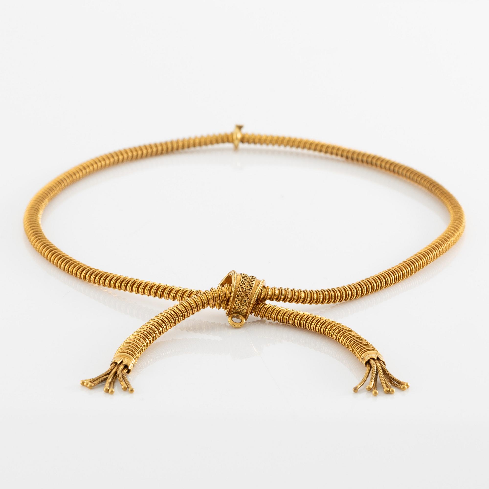 Necklace 18K gold, likely 19th century.