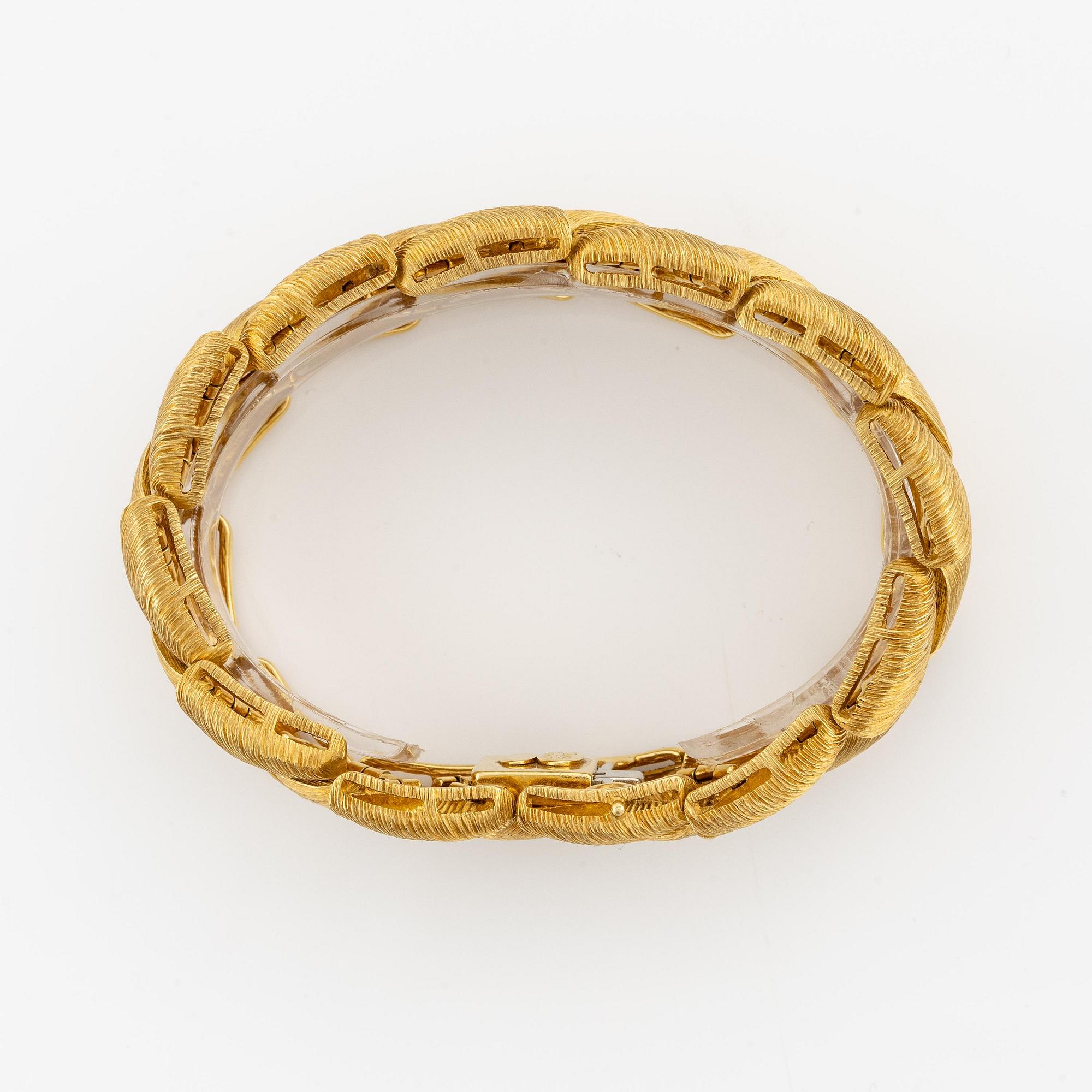 An 18K gold bracelet by Henry Dunay.