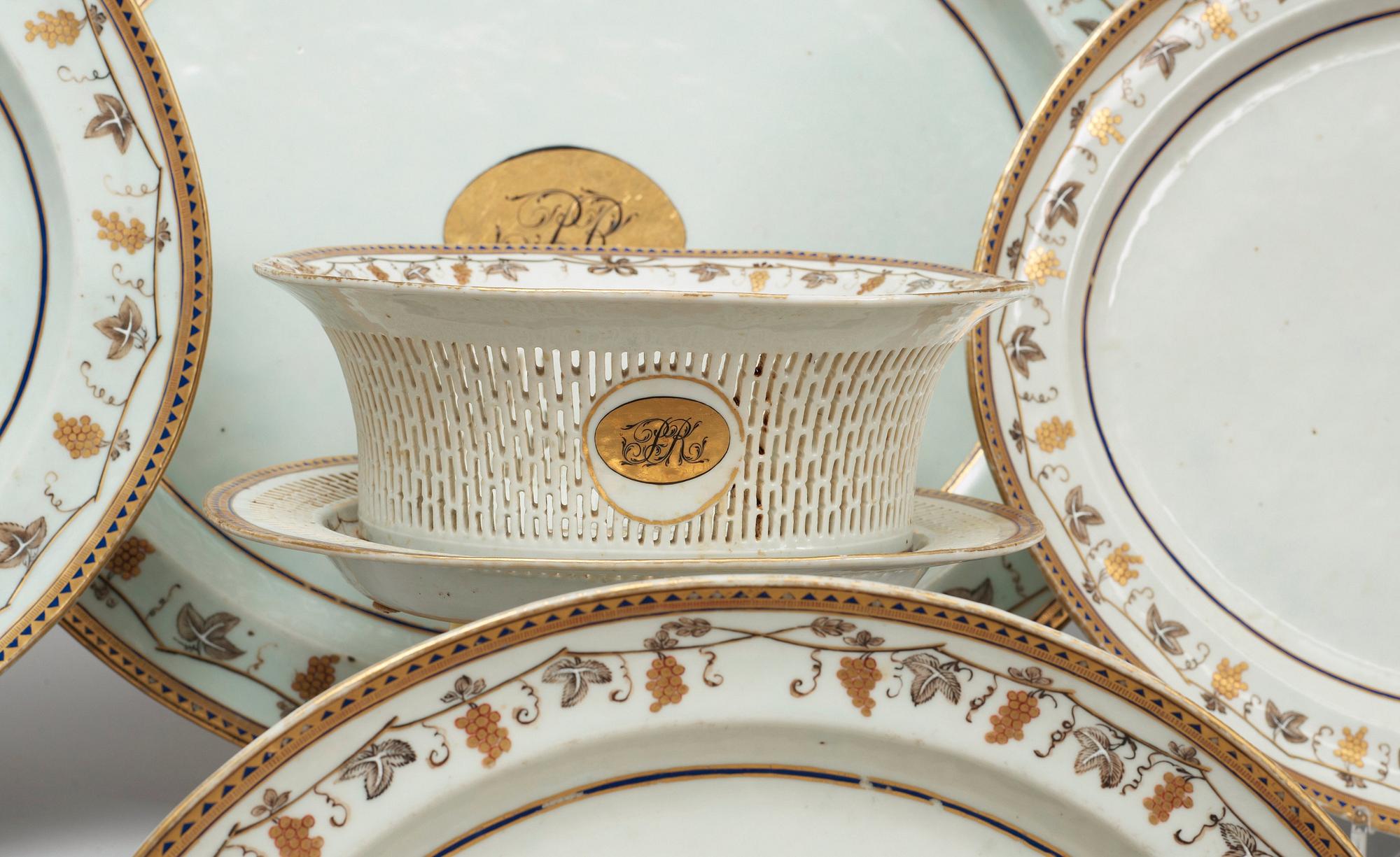 An enamelled and gold dinner service 65 pieces, Qing dynasty, Jiaqing (1796-1820).