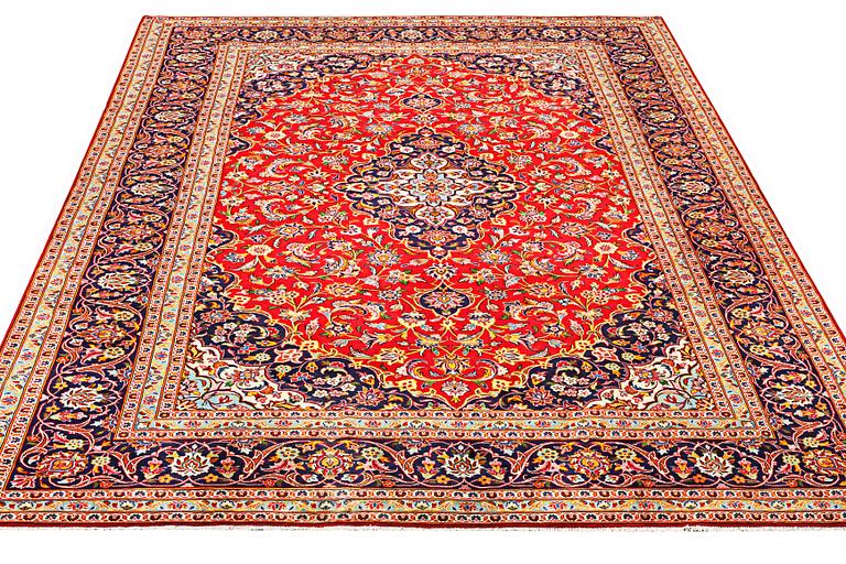 A Kashan carpet, a. 360 x 243 cm.