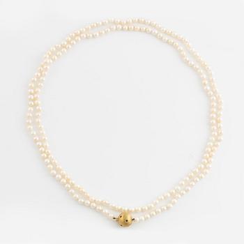 Cultured pearl necklace, clasp 18K gold with small emeralds, rubies, sapphires and brilliant cut diamonds.