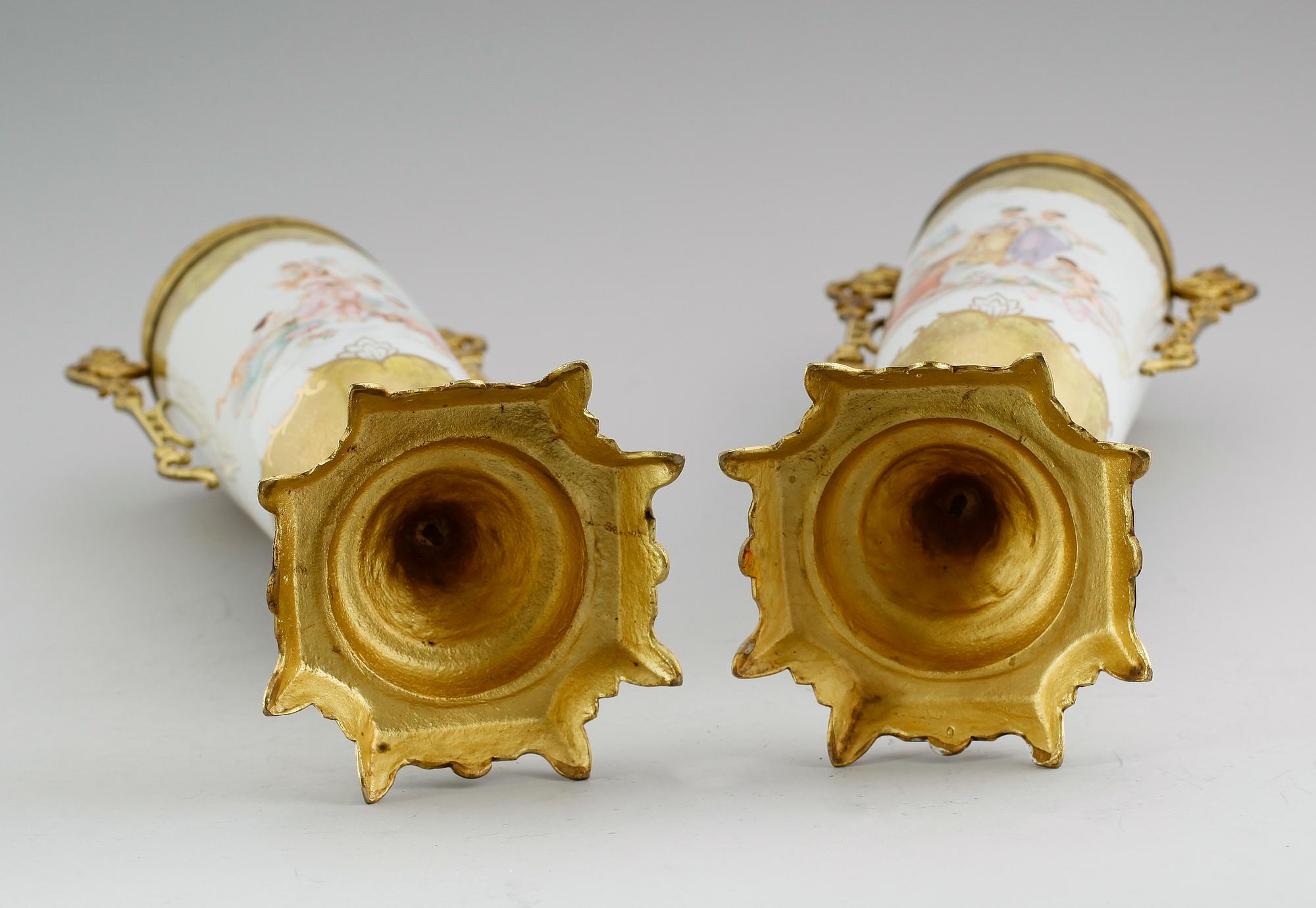 LOCKURNOR, 1 par, porslin och mässing, sannolikt Frankrike, omkring år 1900.