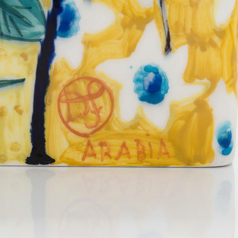 Dorrit von Fieandt, a porcelain box signed DvF ARABIA.