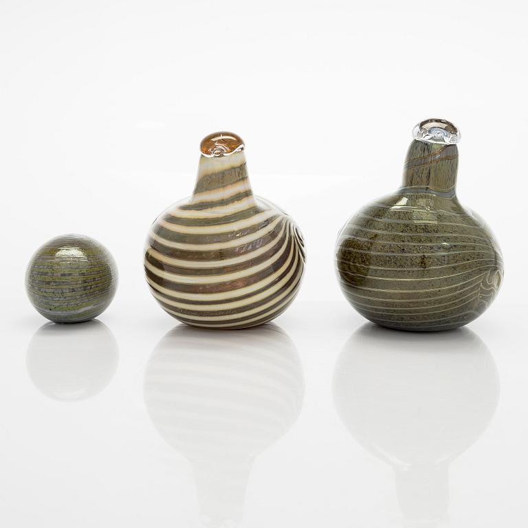 Oiva Toikka, Two glassbirds 'Alli' and an egg, signed O. Toikka Nuutajärvi.