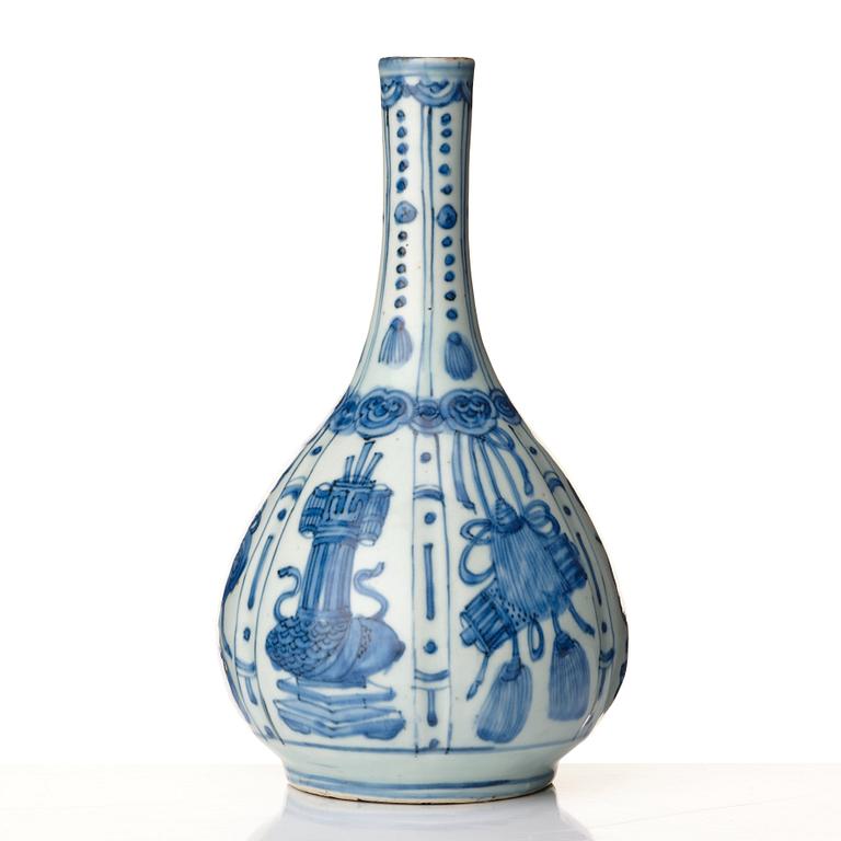 A blue and white vase, Ming dynasty, Wanli (1572-1612).