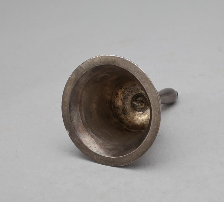 BORDSKLOCKA samt KANNA, silver bla Johan Petter Hedman Norrköping 1831. Totalvikt ca 215 gr.