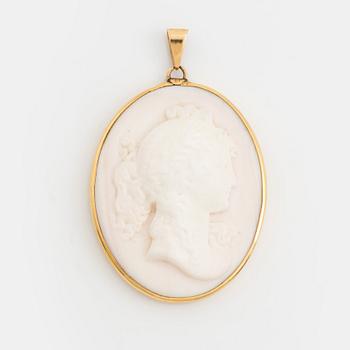 An 18K gold and cameo brooch.