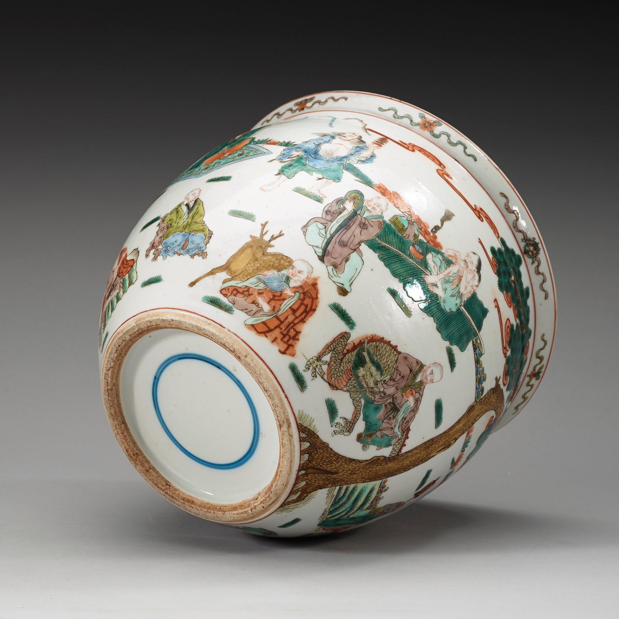 FISKBASSÄNG, porslin. Sen Qing dynasti (1644-1912).