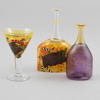 FLASKOR, 2 st, samt GLAS, glas, Bertil Vallien, Kosta Boda, signerade.