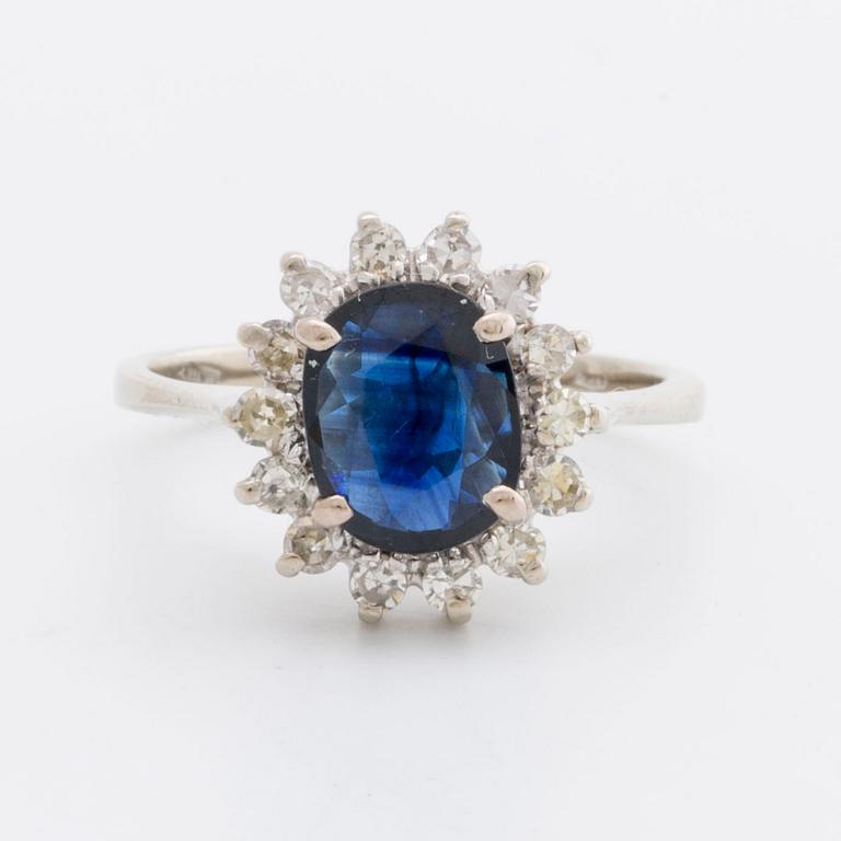 SAFIRRING 18K vitguld m 1 safir ca 10 x 6 mm och diamanter 8/8 ca 0,30 ct totalt.