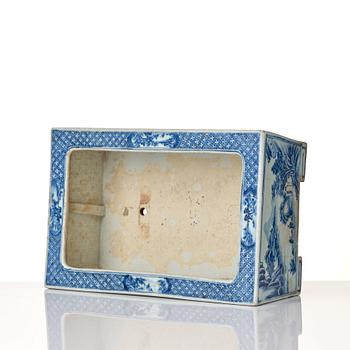 A large rectangular blue and white flower pot, Qing dynasty, 18th Century.