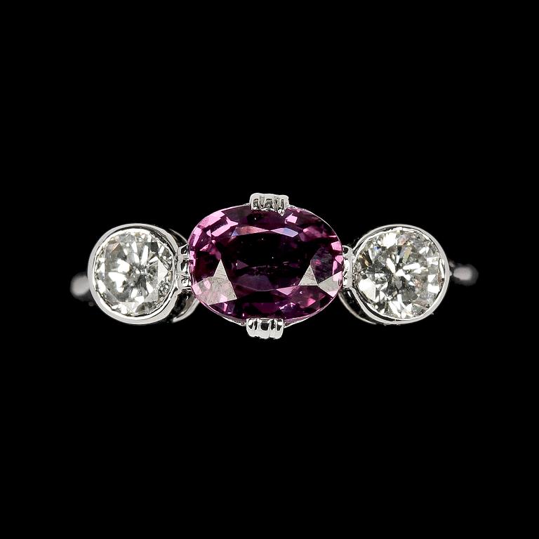 RING, ruby, 1.02 cts and brilliant cut diamonds, 0.48 cts.