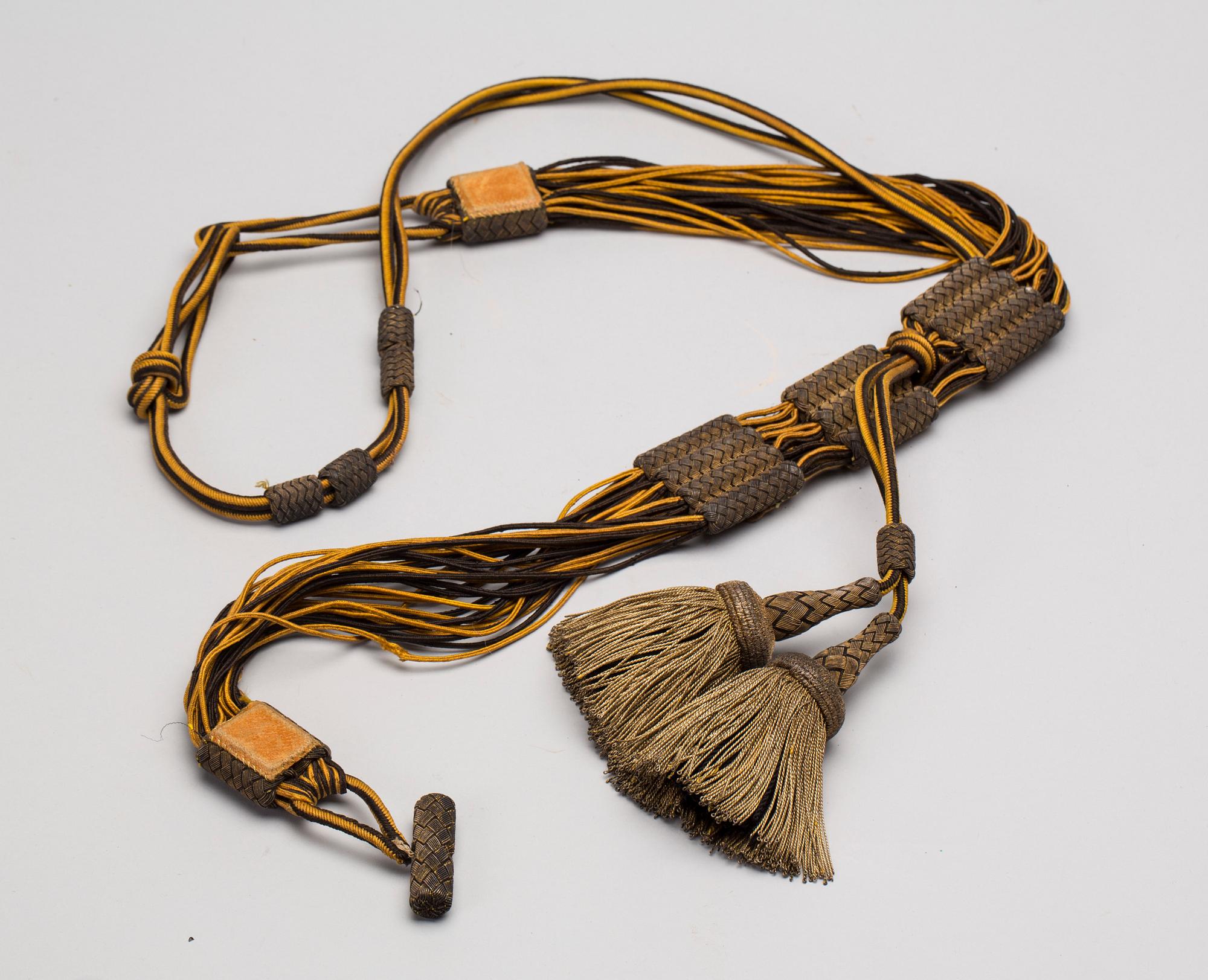 KARTUSCHLÅDA med KARTUSCHREM, MIDJEBAND, DEKORBAND.