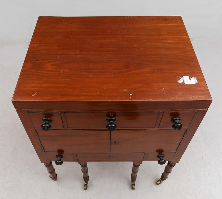 KOMMOD, England, 1800-talets mitt.