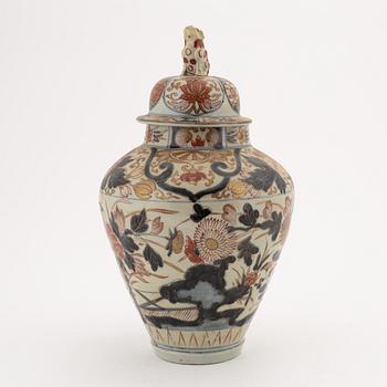 Urna med lock, porslin. Japan, 1700-tal.