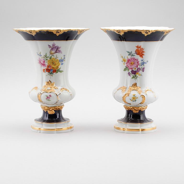 VASER, 2 st, porslin, Meissen, 1900-talets andra hälft.