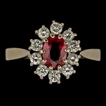 RING, 18k vitguld med en burmarubin, 0.68 ct samt 10 briljantslipade diamanter, tot 0.51 ct. Vikt 4 g.