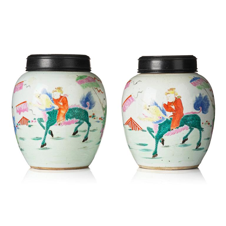 Urnor, ett par, porslin. Qingdynastin, 1800-tal.