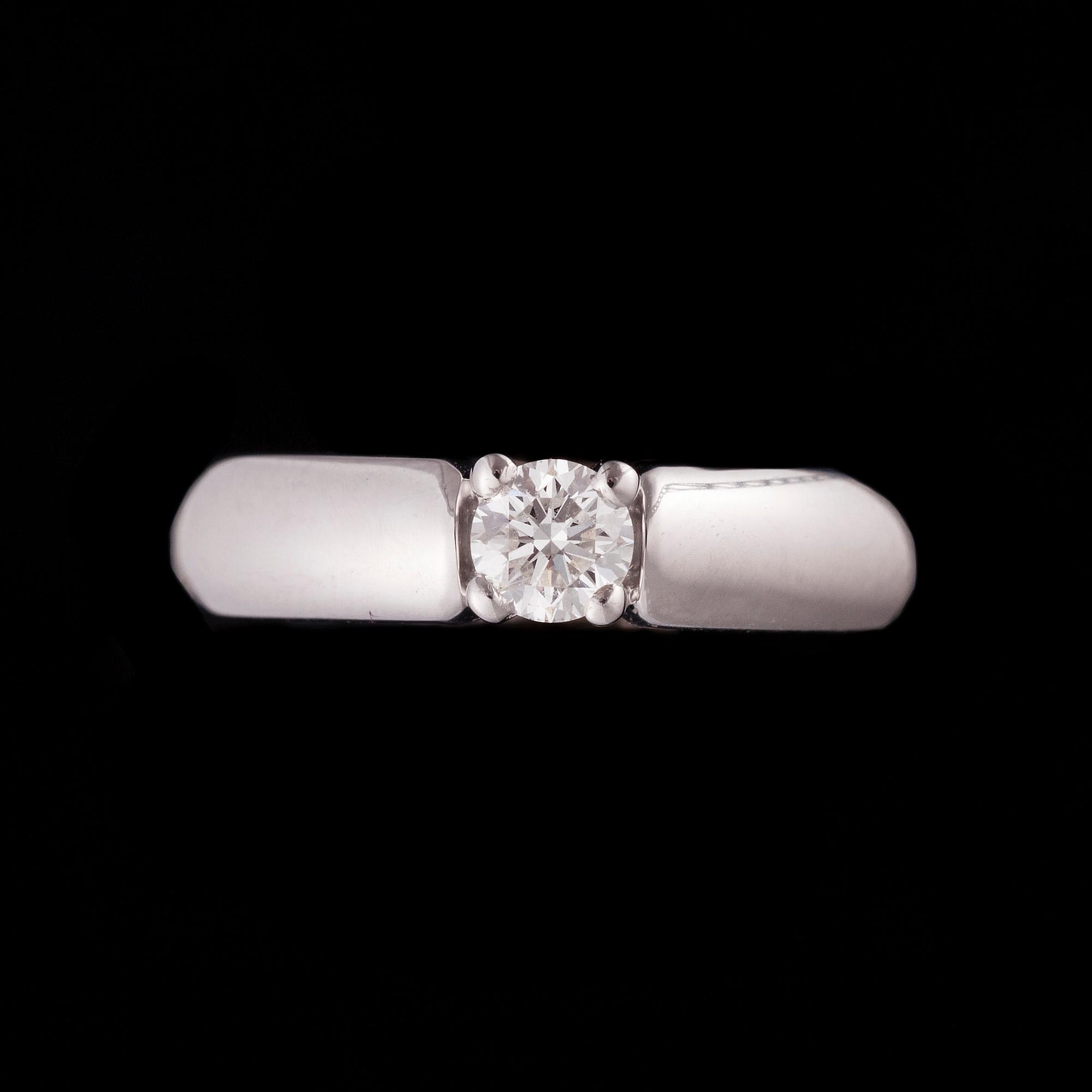 RING, 18K vitguld, briljantslipad diamant 0,33 ct. Intyg Sandberg. Originallåda.