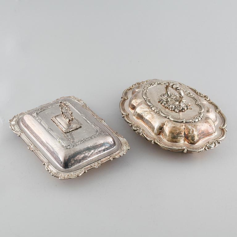 A pair of silver plated entrée dishes from the first half of 20th century.