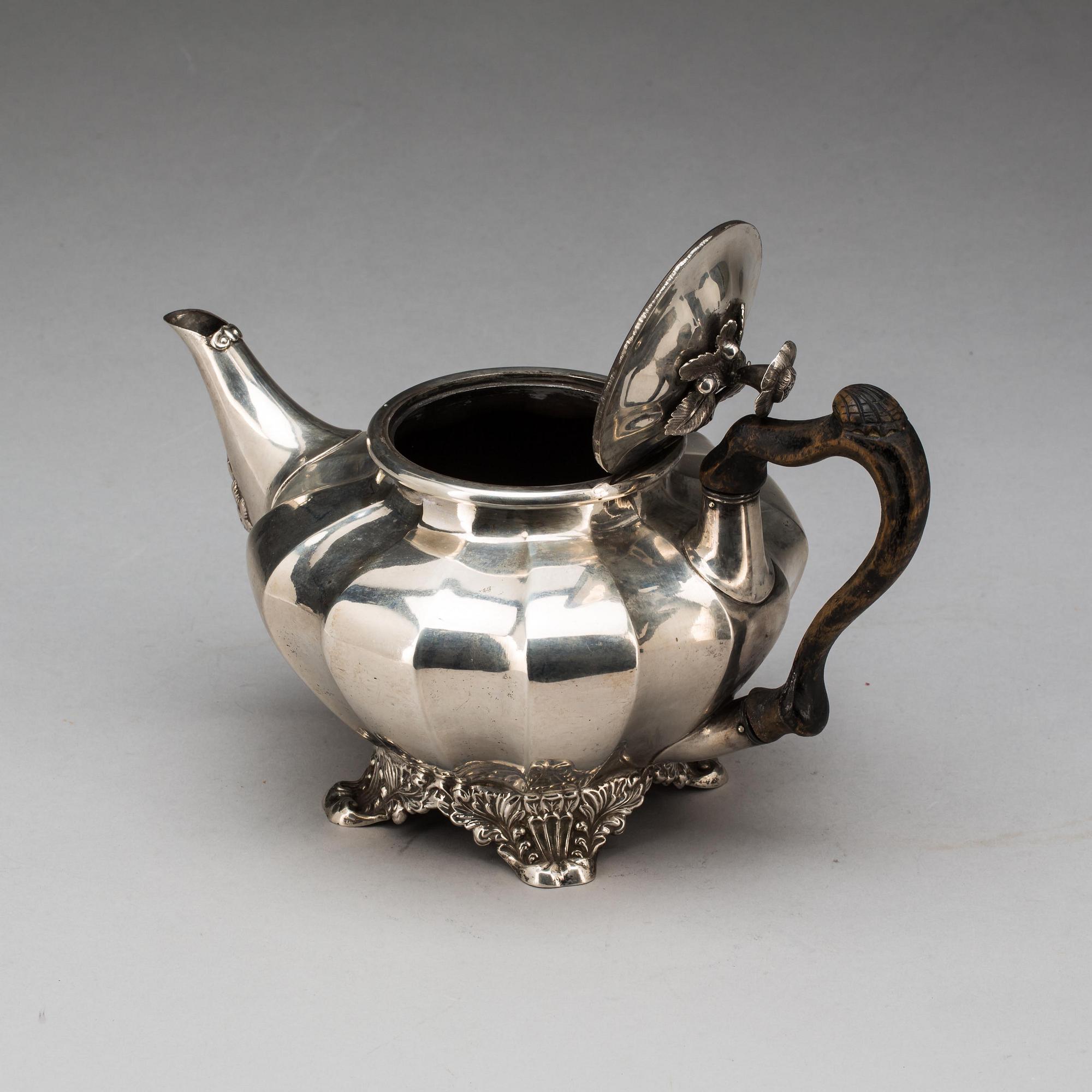 TEKANNA, silver, Gustaf Möllenborg, Stockholm, 1837, total vikt 830g.