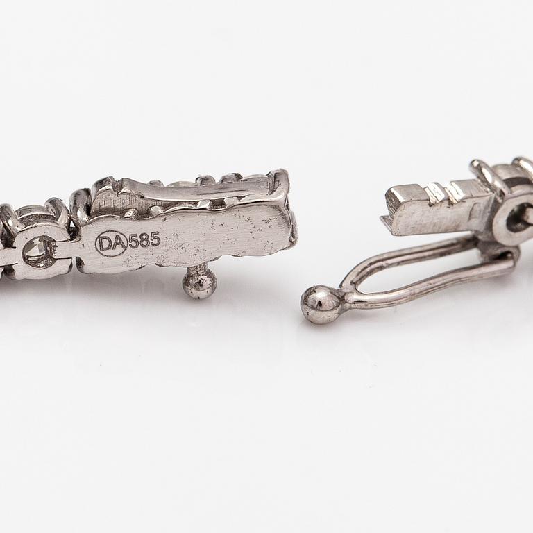 A 14K white gold tennis bracelet with diamonds ca. 5.20 ct in total. With AIG certificate.