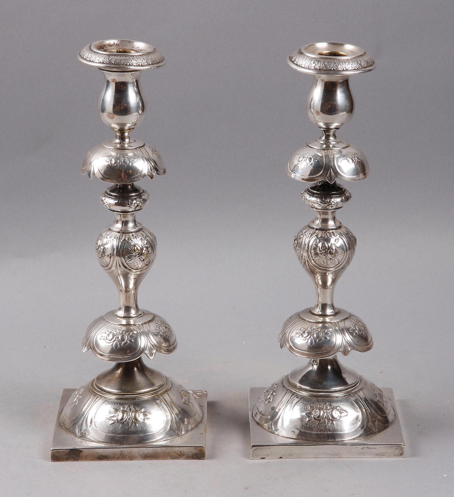 LJUSSTAKAR, ett par, nysilver, rokokostil, Norblin & Co, Warsawa, Polen, 1900-talets första hälft.