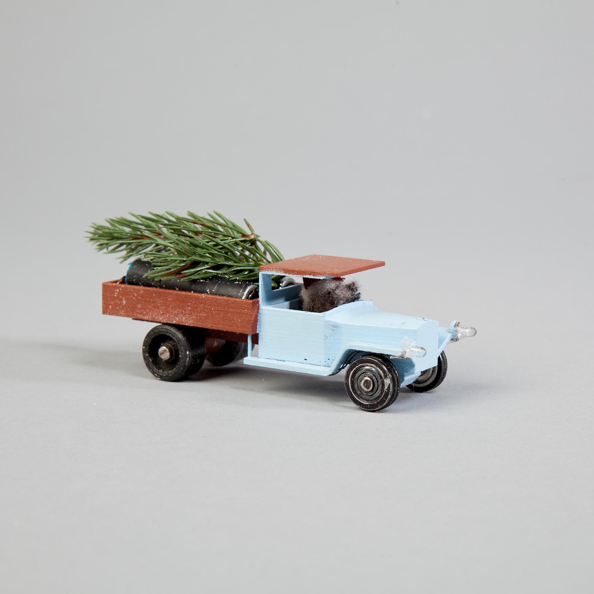 LASTBIL MED TOMTE OCH GRAN, NK 2014, JoAnn Tan Studio.