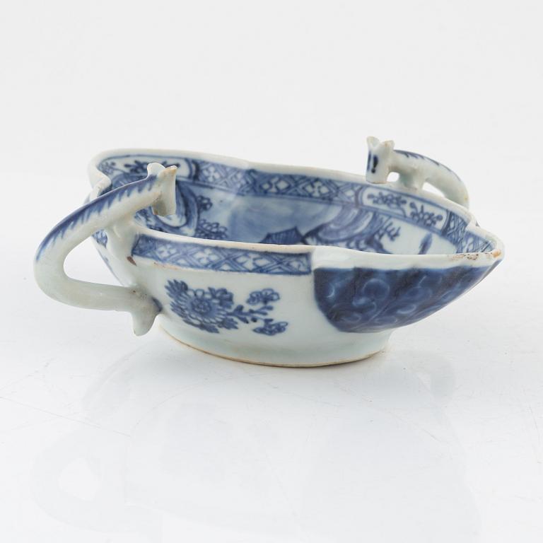 A Chinese blue and white export porcelain sauce boat, Qing dynasty, Qianlong (1736-95).