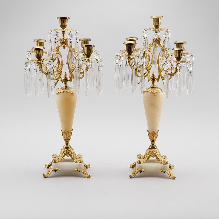 KANDELABRAR, 1 par, alabaster och förgylld mässing,  nyrokoko, 1800-talets andra hälft.