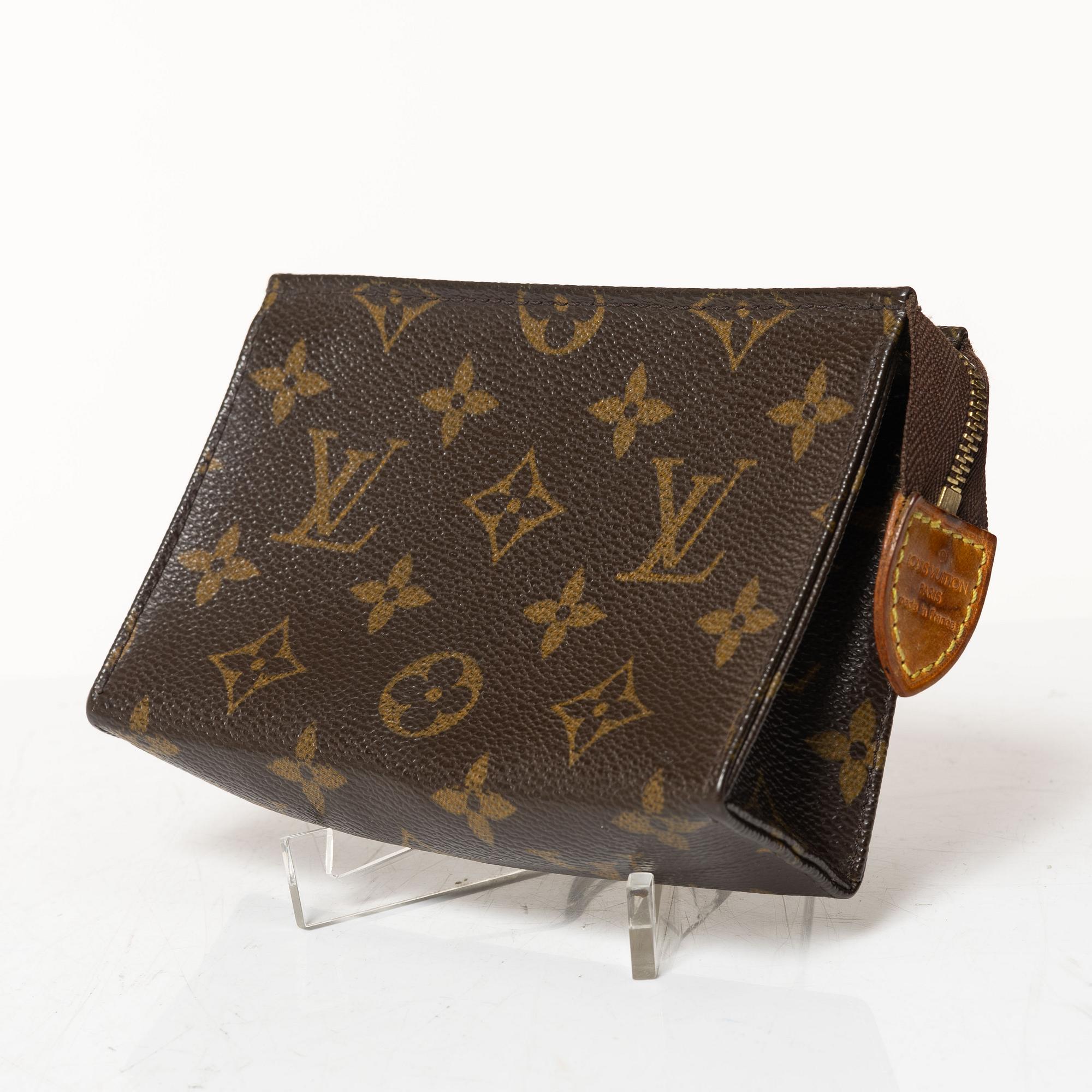 Louis Vuitton, väska, "Pochette Accessoires" samt sminkväska.