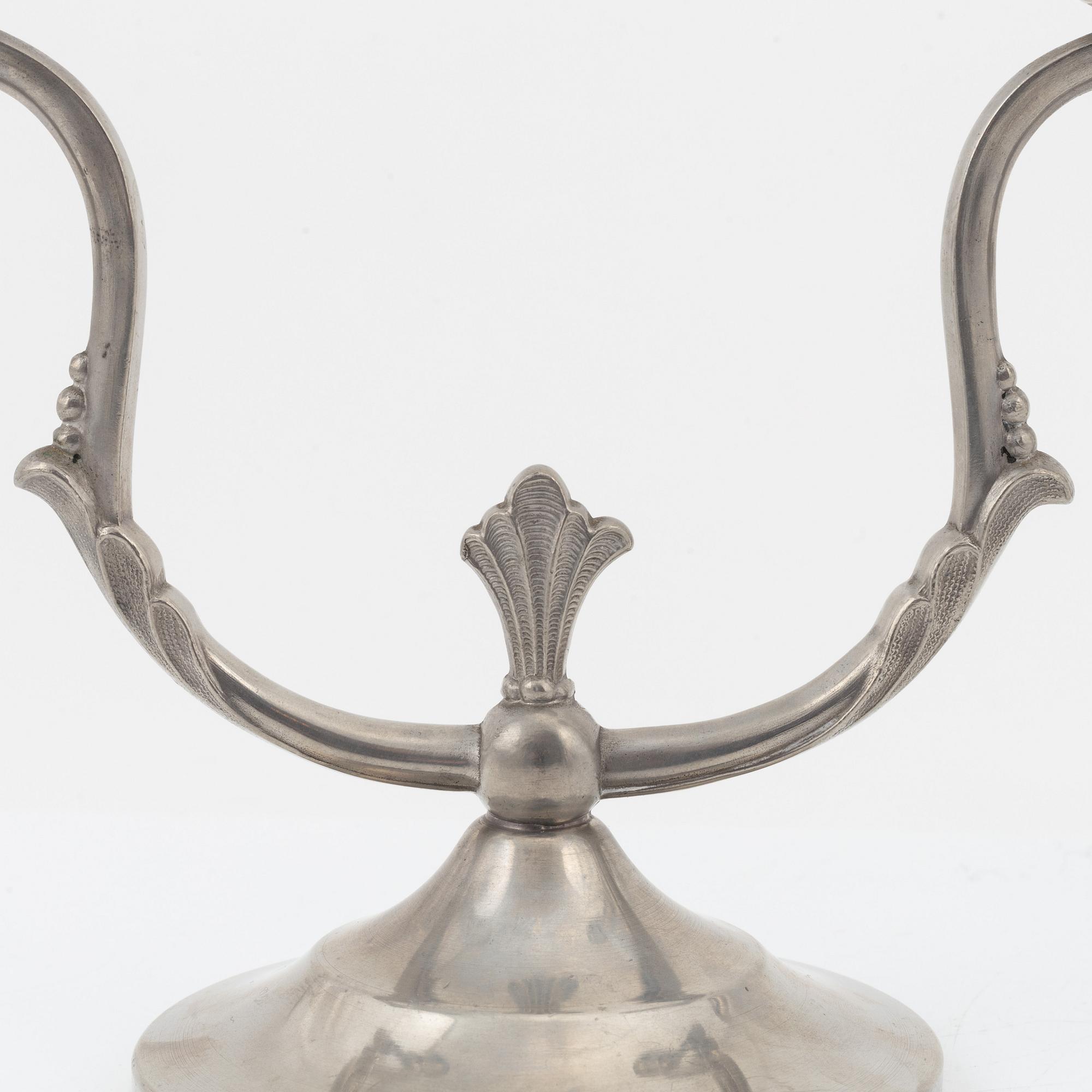 Ask med lock, tenn, Carl-Einar Borgström, samt ett par kandelabrar, tenn, Stockholm, 1934.