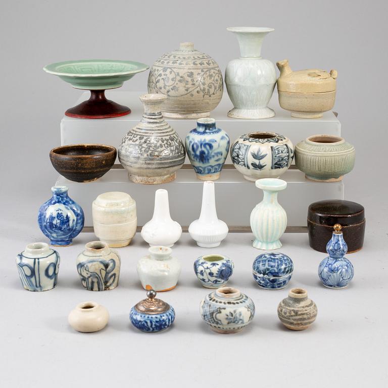 A group of 25 Southeast asian ceramics, mostly 20th century.