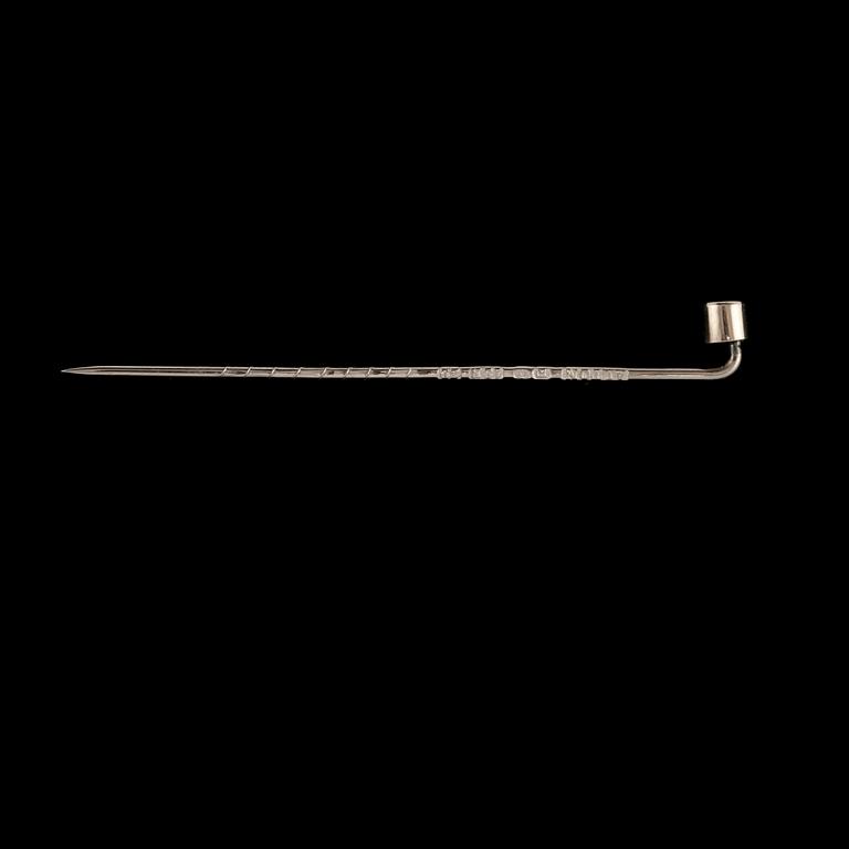 KRAVATTNÅL, 18k vitguld med briljantslipad diamant, 0.06 ct, Per Dåvik, Alton, Falköping, 1968. Vikt 0,5 g.