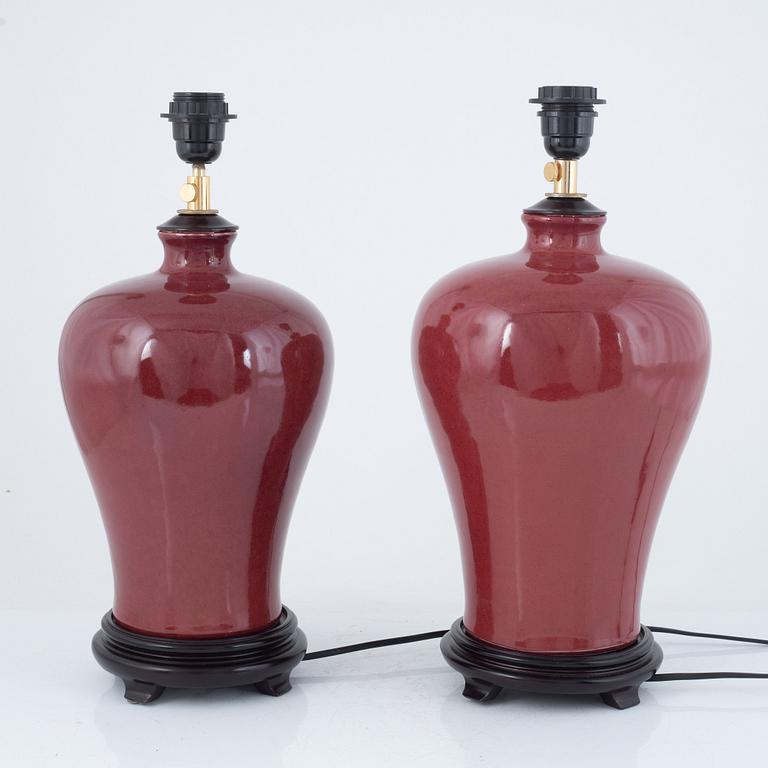 A pair of Chinese ceramic table lamps, modern manufacture.