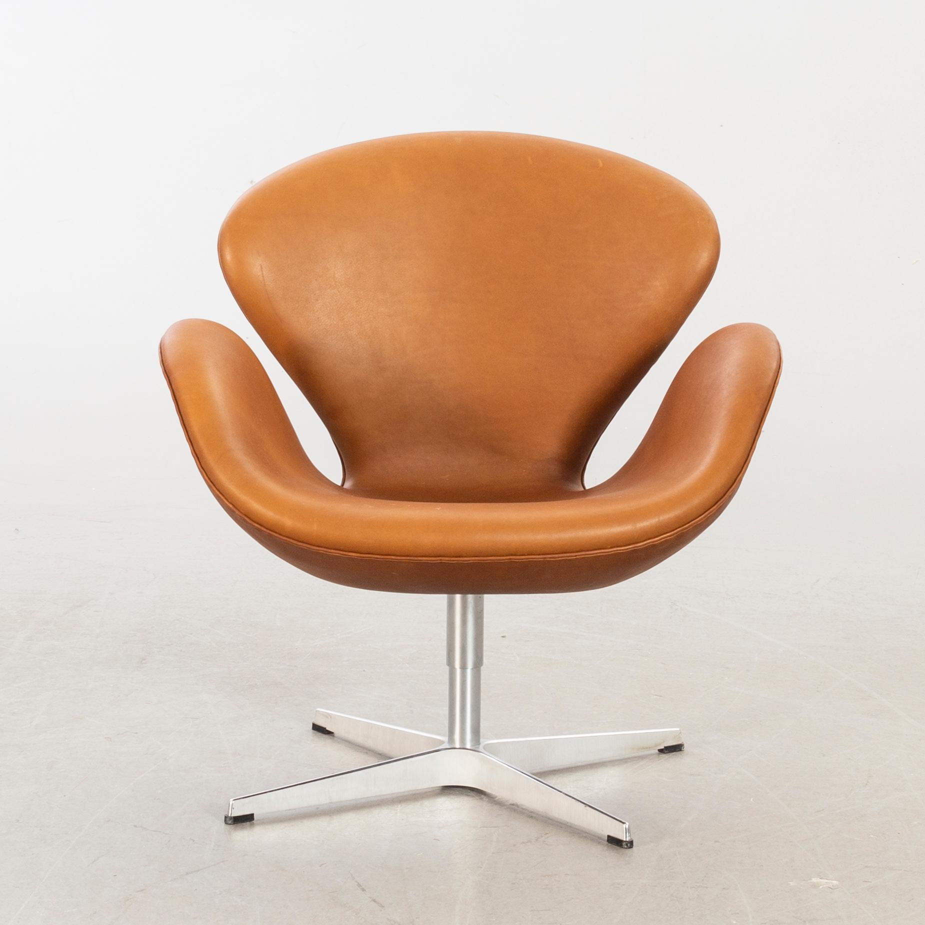 ARNE JACOBSEN, A swan lounge chair for Fritz Hansen, 2017.