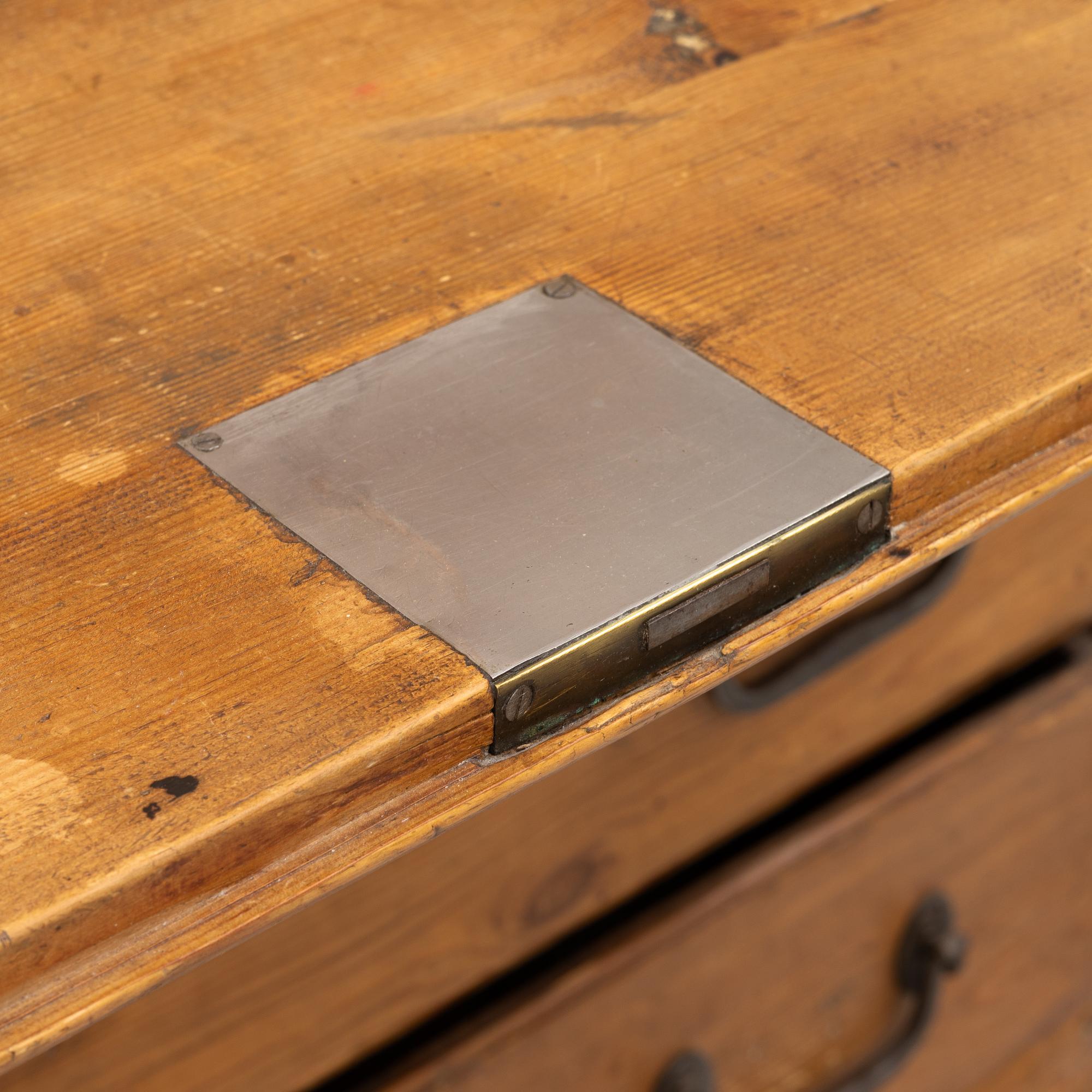 A writing cabinet, 18th/19th century.