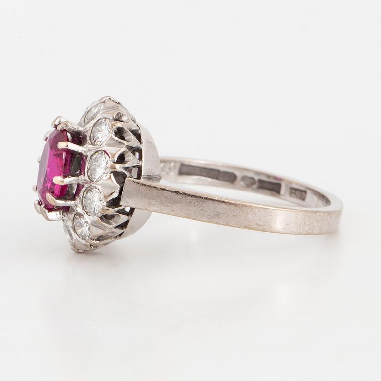 RING, med ovalslipad rubin 0.99 ct samt briljantslipade diamanter totalt 0.71 ct.