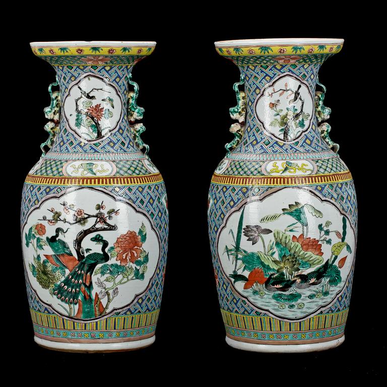 VASER, ett par. Porslin, sent 1800-tal, Kina.