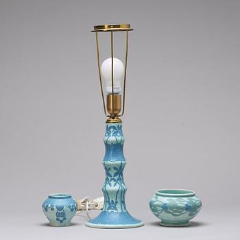 ELSA ENGESTRÖM samt JOSEF EKBERG, a creamware "Sgraffito" table lamp and two bowls, Gustafsberg, Sweden 1911 and 1914.