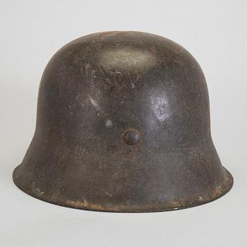 A 20TH CENTURY GERMAN MILITARY HELMET.
