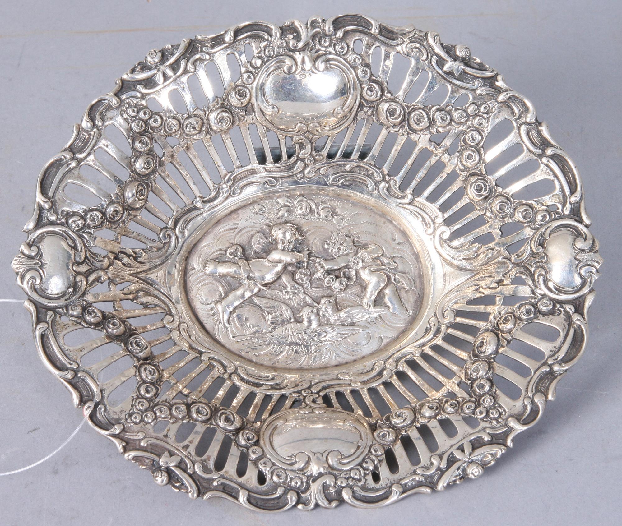 LOCKASK samt GALLERFAT, silver, importstämplar. 302 gram.