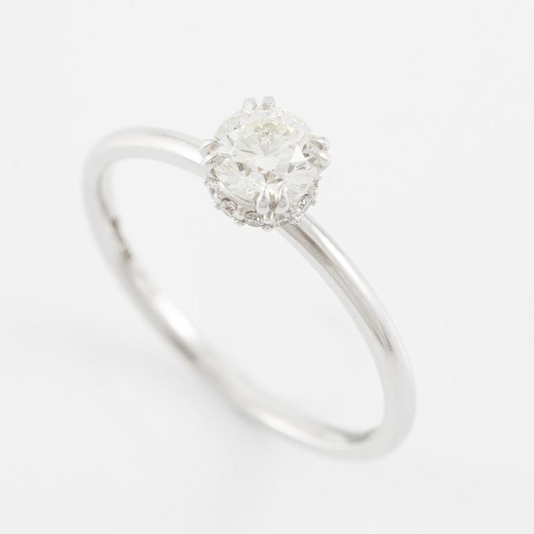 Ring 14K vitguld med briljantslipade diamanter.