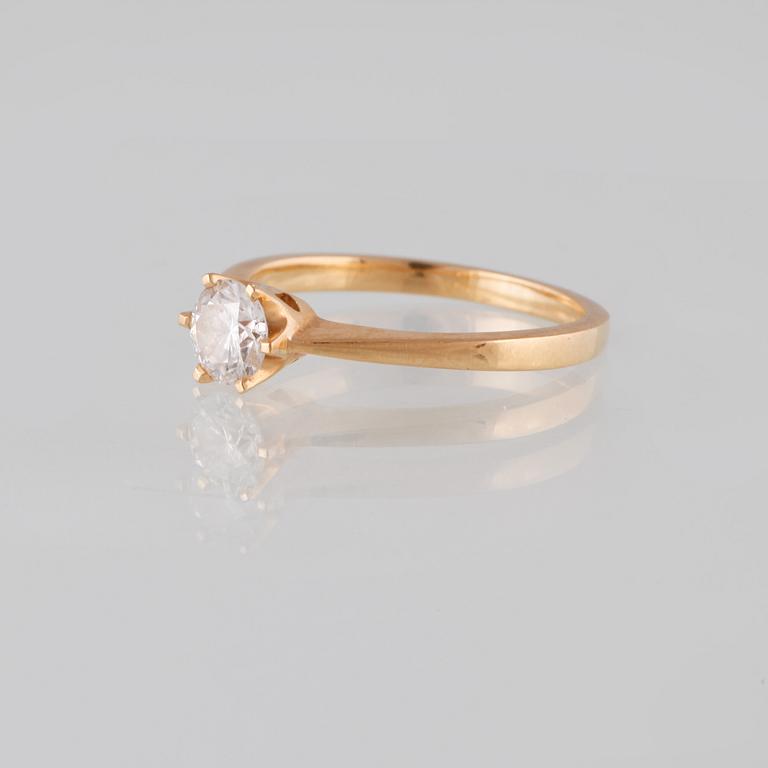 RING, 18K guld med briljantslipad diamant 0.50 ct, Iduna, Varberg. Vikt 3,4 gram.