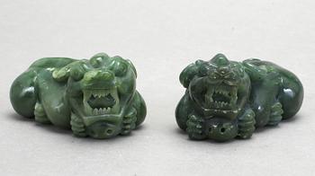 FIGURINER, ett par, troligen nefrit, Kina.