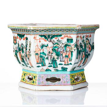 A large jardiniere, late Qing dynasty.