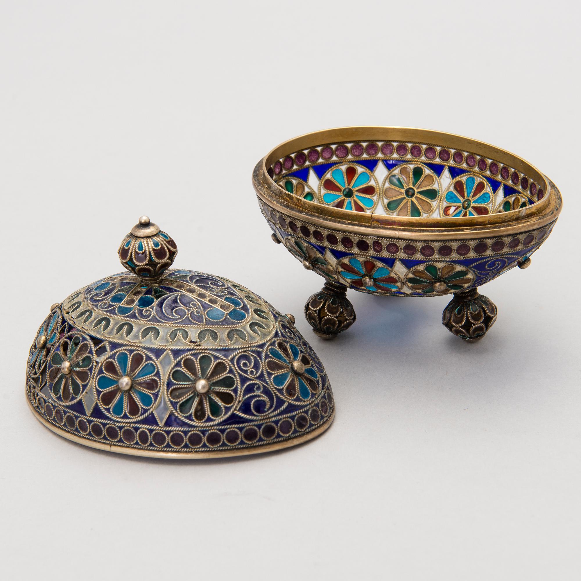 A RUSSIAN PLIQUE A JOUR ENAMEL EGG, silver, Russia ca 1900.