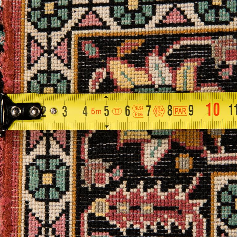 KÄYTÄVÄMATTO, itämainen. Noin 300x78 cm.