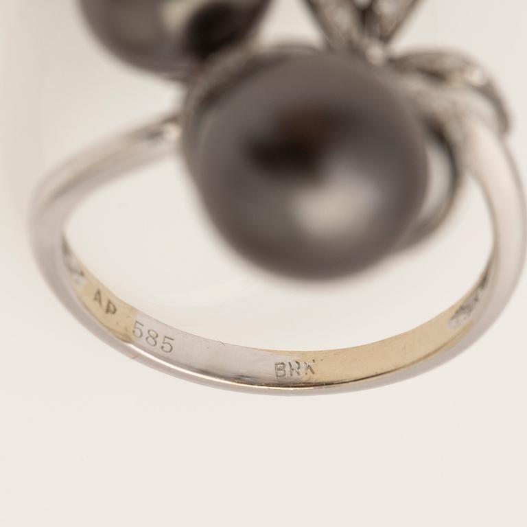 Ring, 18k vitguld med Tahitipärlor och diamanter.